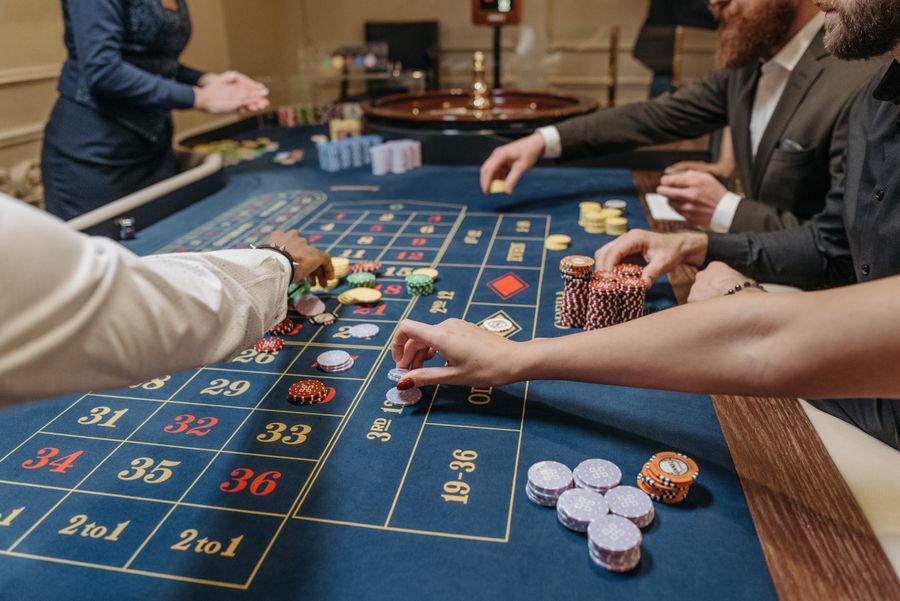 Krupiérka s kartami - baccarat live